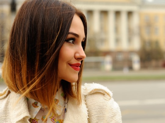 Teinture des cheveux en deux couleurs: haut foncé, bas clair, haut clair, bas foncé. Instruction et photo