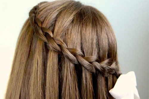 Tissage de tresses pour cheveux longs. Coiffures pour filles à l'école, grecques, volumineuses, tresses françaises