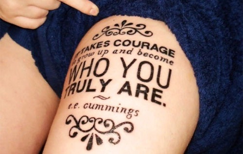 Tatouages ​​de cuisse pour les filles, photo. Beaux motifs, dentelles, fleurs, croquis, inscriptions avec traduction