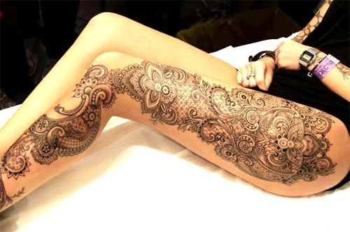 Tatouages ​​de cuisse pour les filles, photo. Beaux motifs, dentelles, fleurs, croquis, inscriptions avec traduction