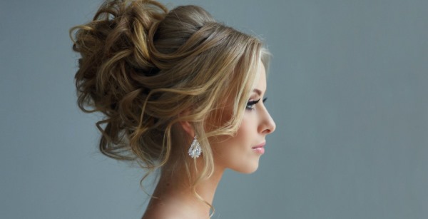 Coiffures hautes pour cheveux moyens. Photo, chignon, queue de cheval, fête, mariage, simple et élégant avec une frange, des boucles, luxuriante