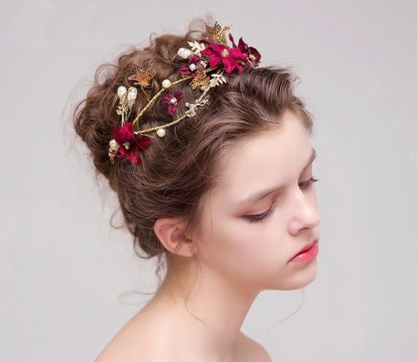 Coiffures hautes pour cheveux moyens. Photo, chignon, queue de cheval, fête, mariage, simple et élégant avec une frange, des boucles, luxuriante