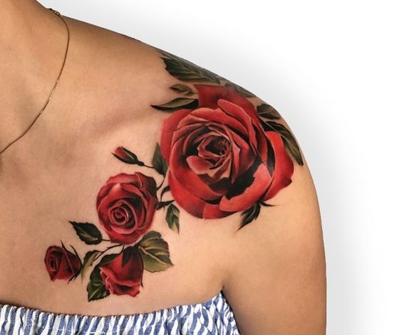 Tatuatge a la clavícula per a noies. Esbossos, inscripcions femenines, patrons, ocells, flors, estrelles