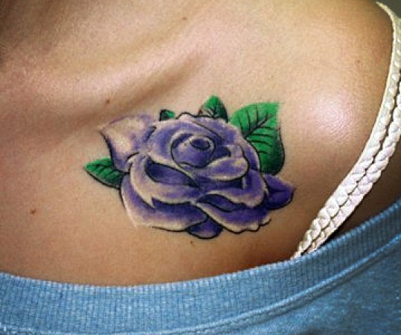 Tatuatge a la clavícula per a noies. Esbossos, inscripcions femenines, patrons, ocells, flors, estrelles