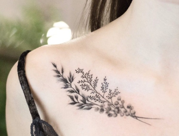 Tatuatge a la clavícula per a noies. Esbossos, inscripcions femenines, patrons, ocells, flors, estrelles