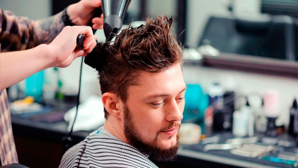 Coiffures pour hommes pour cheveux moyens, aux tempes rasées, classiques et inhabituelles. Une photo