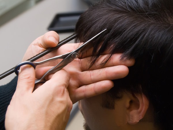 Coupes de cheveux déchirées à la mode pour cheveux courts avec et sans frange. Vues avant et arrière. Une photo