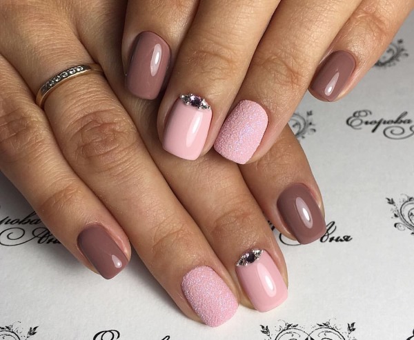 Idees per a manicura rosa per a ungles curtes. Foto, disseny amb pedreria, patró, fregament, esmalt de gel