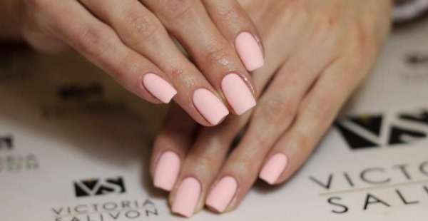 Idees per a manicura rosa per a ungles curtes. Foto, disseny amb pedreria, patró, fregament, esmalt de gel