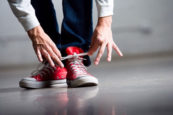 Comme il est beau de nouer les lacets sur des baskets, des baskets, des bottes, du crochet, sans nœud, pour ne pas dénouer