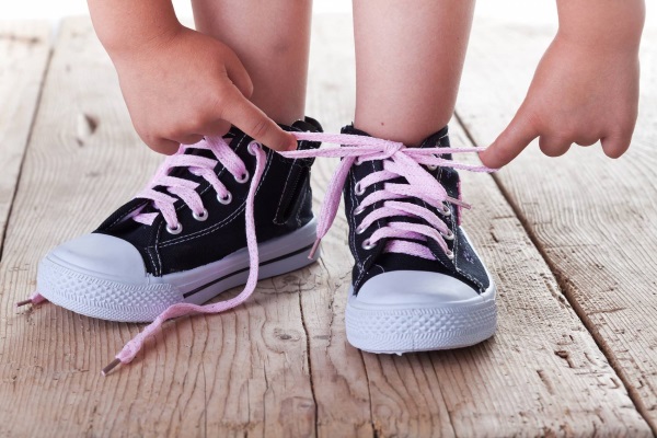 Comme il est beau de nouer les lacets sur des baskets, des baskets, des bottes, du crochet, sans nœud, pour ne pas dénouer