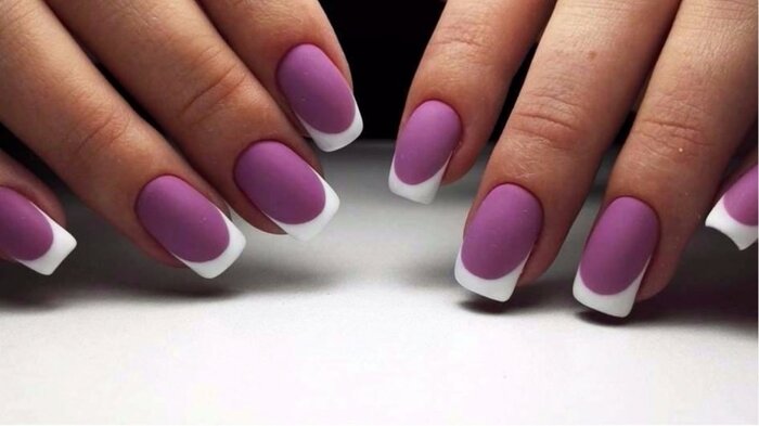 Manucure légère pour les ongles courts avec du vernis gel. Photos, designs, idées de mode 2020