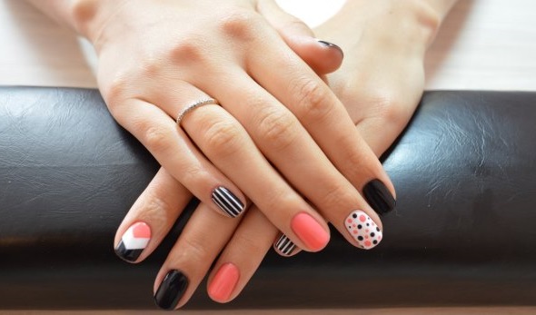 Manicura elegant per a ungles curtes. Disseny, nous articles 2020 gel polish