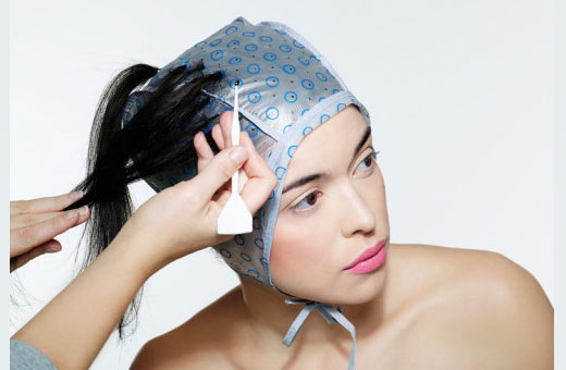 Mèches fréquentes sur les cheveux foncés avec une teinte cendrée tonifiante. Qui est-ce, technique, photo