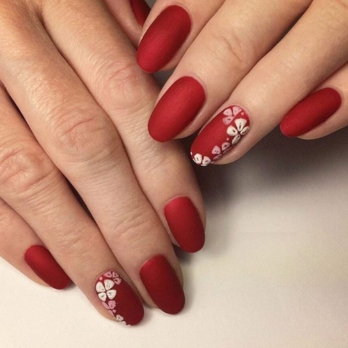 Manicura vermella mat amb disseny. Fotos, notícies, tendències de moda 2020