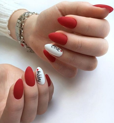 Manicura vermella mat amb disseny. Fotos, notícies, tendències de moda 2020