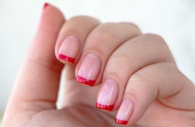 Manucure rouge pour les ongles courts. Photo, design 2020 avec strass, paillettes, frottement, français