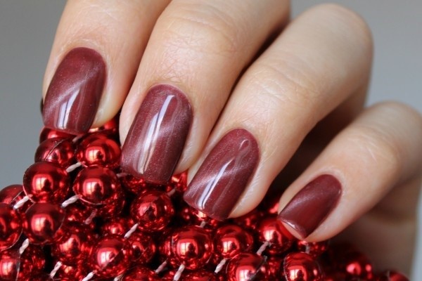 Manucure rouge pour les ongles courts. Photo, design 2020 avec strass, paillettes, frottement, français