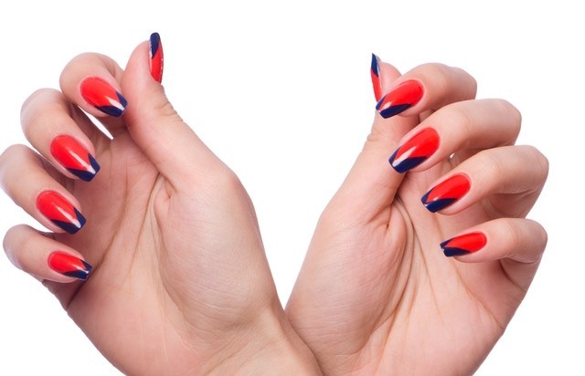 Manucure rouge pour les ongles courts. Photo, design 2020 avec strass, paillettes, frottement, français