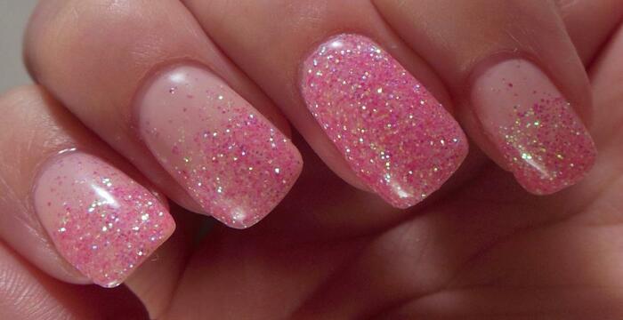 Manicura amb brillants rosats i gel. Foto en ungles llargues, consells