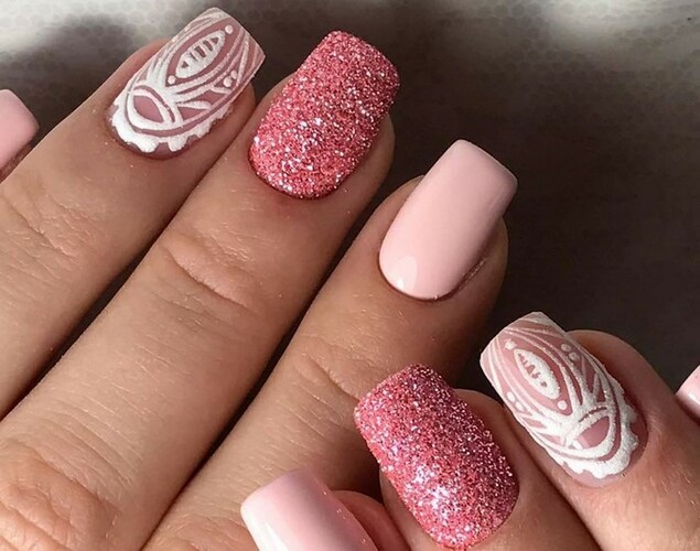 Manicura amb purpurina rosa i esmalt de gel. Foto en ungles llargues, consells