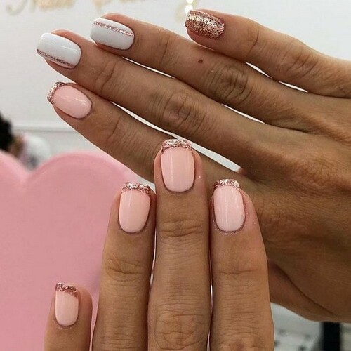 Manicura amb purpurina rosa i esmalt de gel. Foto en ungles llargues, consells