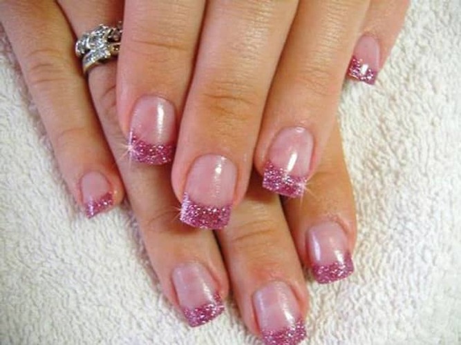 Manicura amb purpurina rosa i esmalt de gel. Foto en ungles llargues, consells