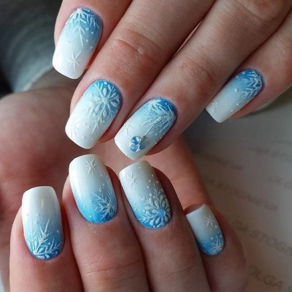 Manicura en tons blaus. Foto poliment de gel, degradat, laca per a ungles curtes i llargues. Disseny, tècniques