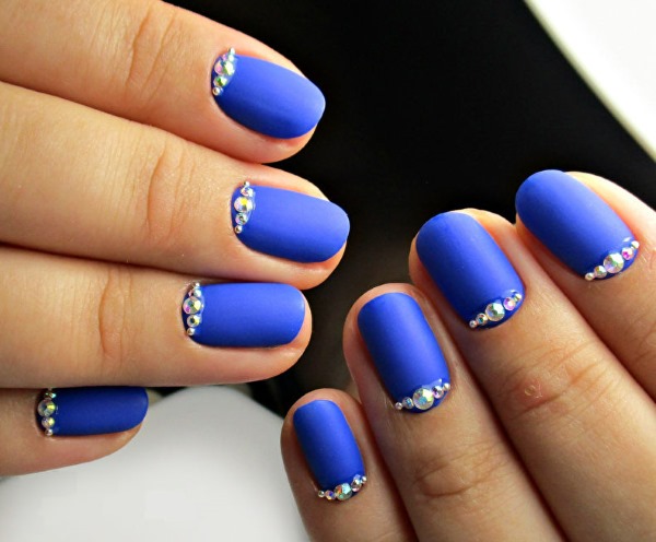 Manicura en tons blaus. Foto poliment de gel, degradat, laca per a ungles curtes i llargues. Disseny, tècniques