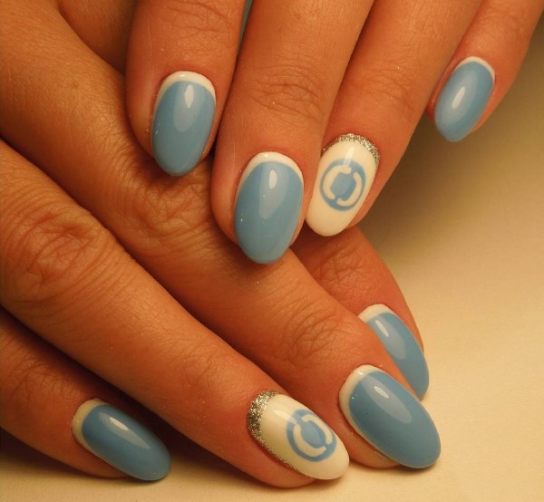 Manicura en tons blaus. Foto poliment de gel, degradat, laca per a ungles curtes i llargues. Disseny, tècniques