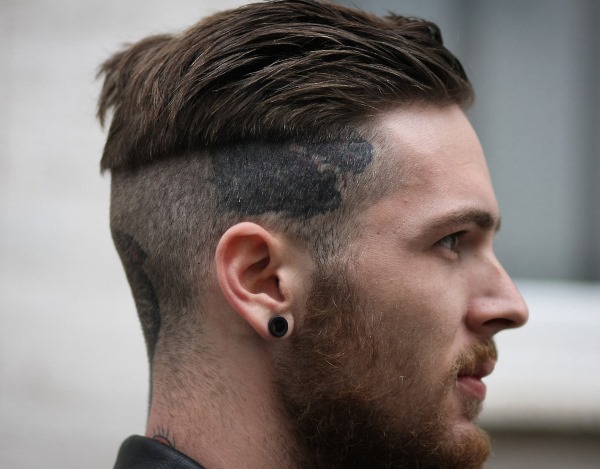 Coiffures pour cheveux moyens pour hommes avec des cheveux en retrait, un front haut, élégant. Une photo