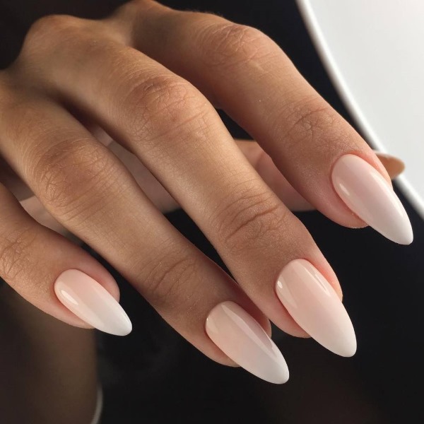 Esmalt de gel monocrom en manicura. Notícies de moda de fotos 2020