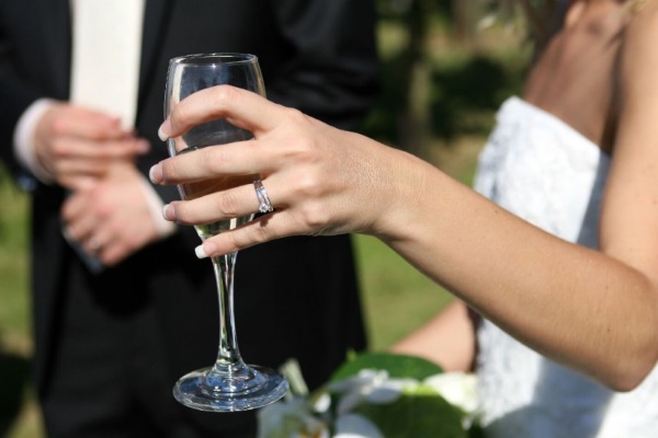 Un regal per a una germana per a un casament és original, el millor d’un germà, insòlit, què fer amb les teves pròpies mans. Idees, fotos