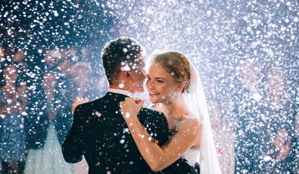 Un guió d'un casament sense un torrador per als més propers i estimats. Competicions, jocs en cercle estret a casa