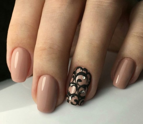 Manicura tranquil·la en ungles curtes amb un patró. Foto, disseny, nous articles 2020 gel polish