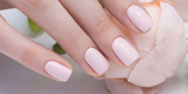 Manicura tranquil·la en ungles curtes amb un patró. Foto, disseny, nous articles 2020 gel polish