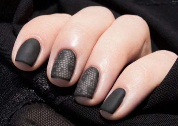 Manicura tranquil·la en ungles curtes amb un patró. Foto, disseny, nous articles 2020 gel polish