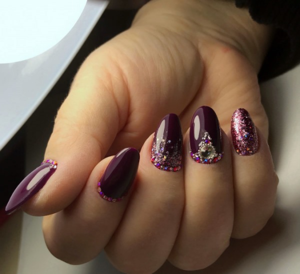 Manicura tranquil·la en ungles curtes amb un patró. Foto, disseny, nous articles 2020 gel polish