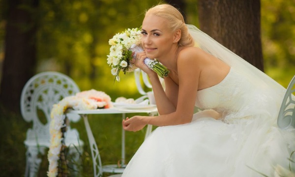 Quant costa jugar a un casament: torrador, fotògraf, presentador, decorar el saló, convidar una estrella, focs artificials, limusina, filmació de vídeo