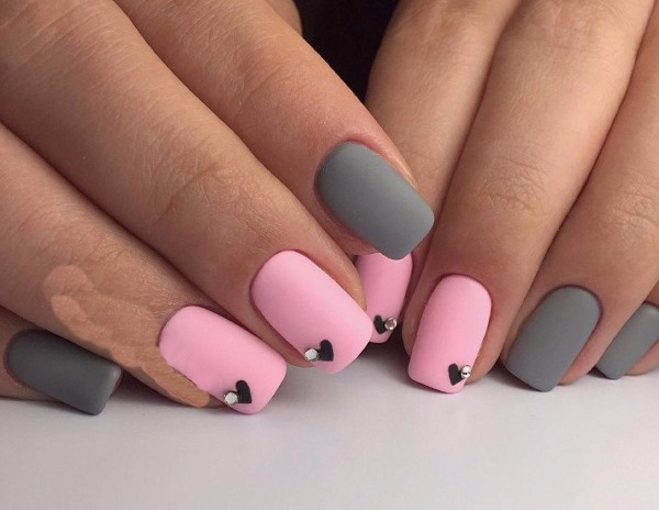 Conception des ongles de couleur gris-rose. Manucure photo, tendances de la mode 2020