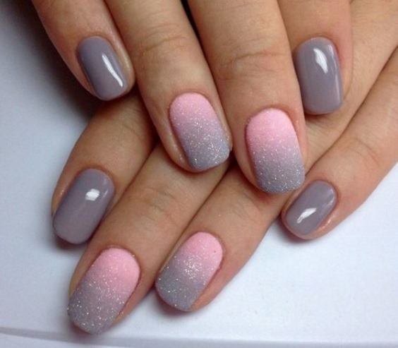 Conception des ongles de couleur gris-rose. Manucure photo, tendances de la mode 2020