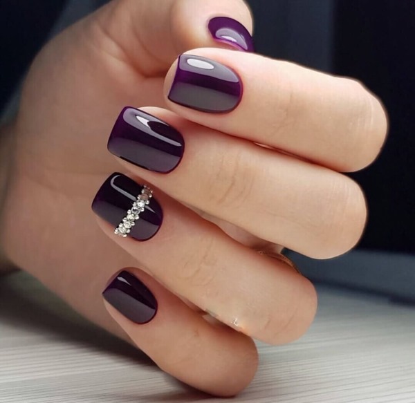 Manicura morada per a ungles curtes. La combinació de colors, fotos, nous articles 2020 gel polish