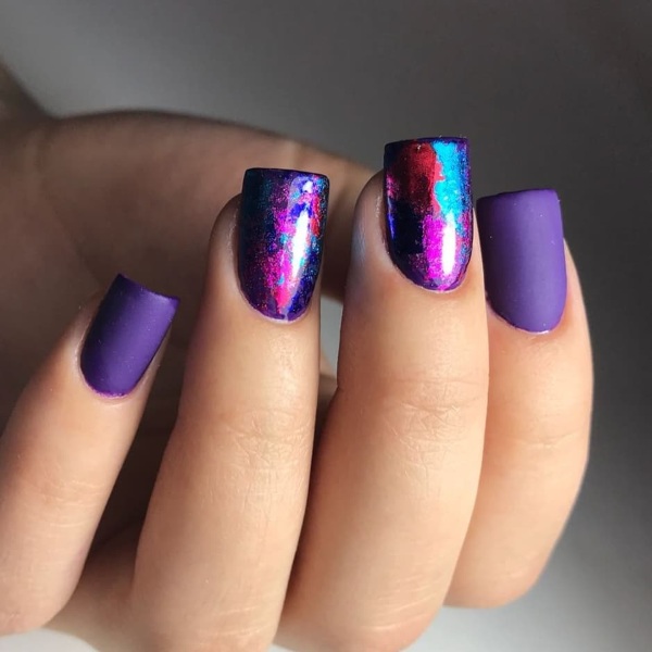 Manicura morada per a ungles curtes. La combinació de colors, fotos, nous articles 2020 gel polish