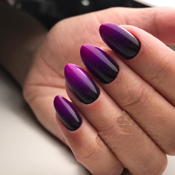 Manicura morada per a ungles curtes. La combinació de colors, fotos, nous articles 2020 gel polish