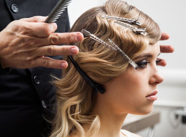 Belles coiffures avec des boucles pour cheveux moyens, tressage, frange pour les filles. Photo comment le faire vous-même