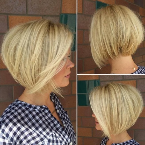 Coupes de cheveux avec frange latérale pour cheveux moyens et volume à la couronne. Photo femmes