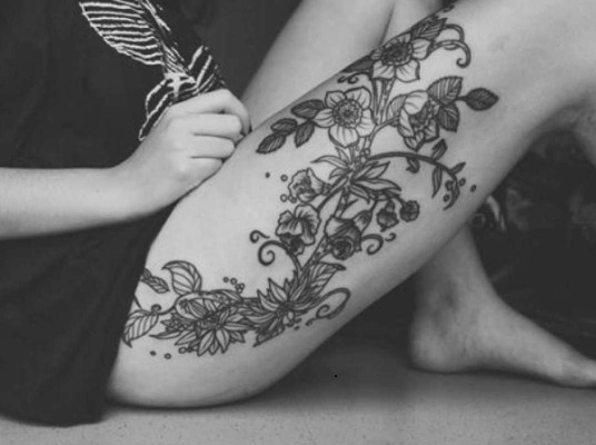 Tatuatges de cuixa per a nenes. Idees, fotos, esbossos, inscripcions, llaços, puntes