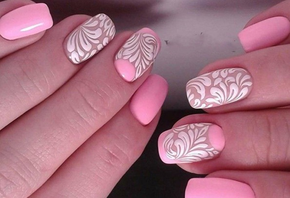 Conception d'ongles en rose avec strass, étincelles, frotter, bouillons, monogrammes, motifs, inscriptions, argent