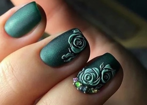 Manucure vert foncé avec vernis. Design photo mat pour ongles courts et longs, nouveaux articles, tendances de la mode