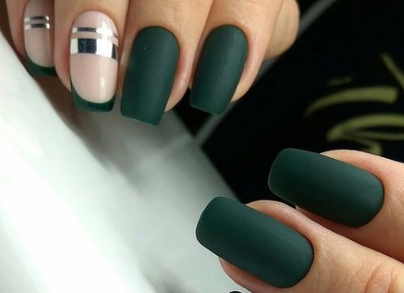 Manucure vert foncé avec vernis. Design photo mat pour ongles courts et longs, nouveaux articles, tendances de la mode